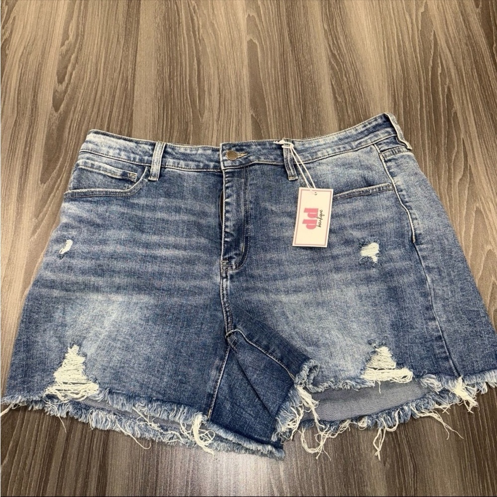 Discount Divas Bayside Beauty Demin Jeans Shorts Size 1X Distressed Medium Wash